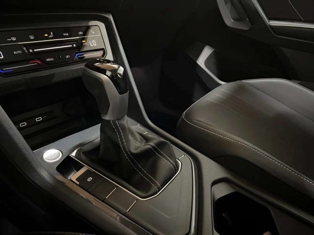 Used 2023 Volkswagen Tiguan SE w/ Panoramic Sunroof Package FWD image 54