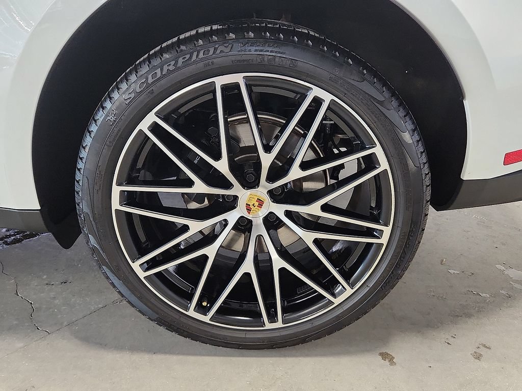 Used 2026 Porsche Macan AWD/4WD image 10