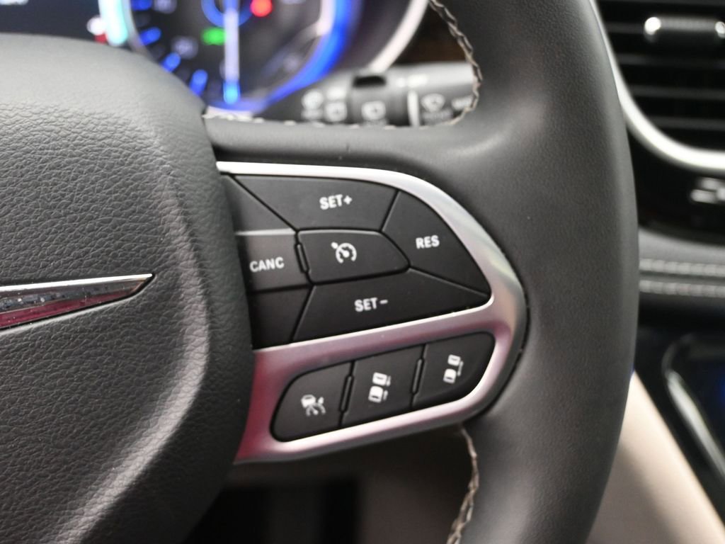 Used 2023 Chrysler Pacifica Limited FWD image 14