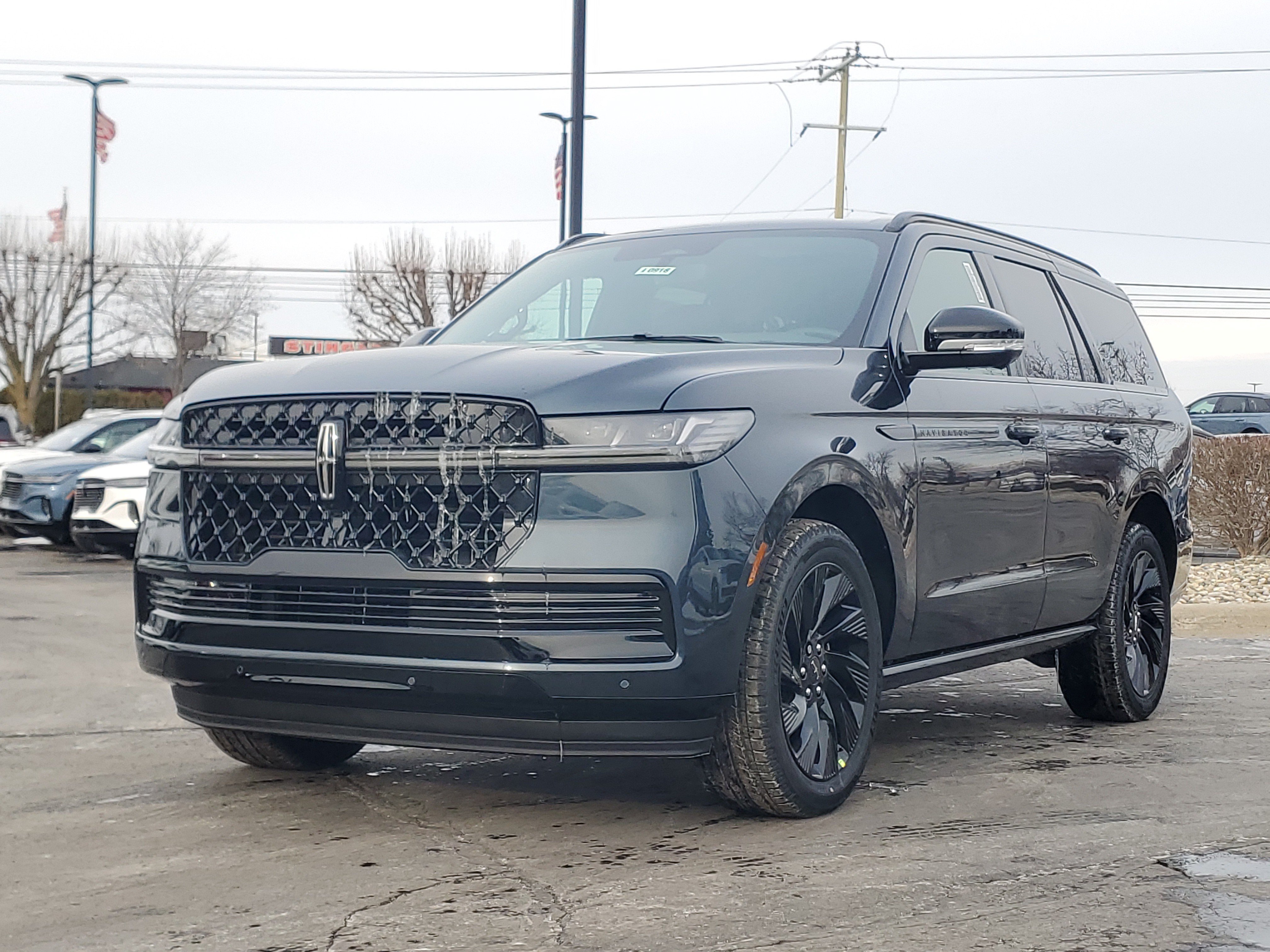 New 2026 Lincoln Navigator Reserve w/ Jet Appearance Package AWD/4WD image 2