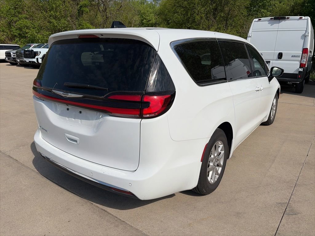 Used 2025 Chrysler Pacifica Select FWD image 7