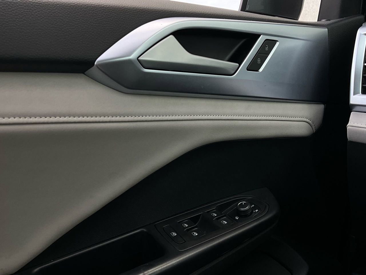 Used 2025 Volkswagen Taos SE image 21