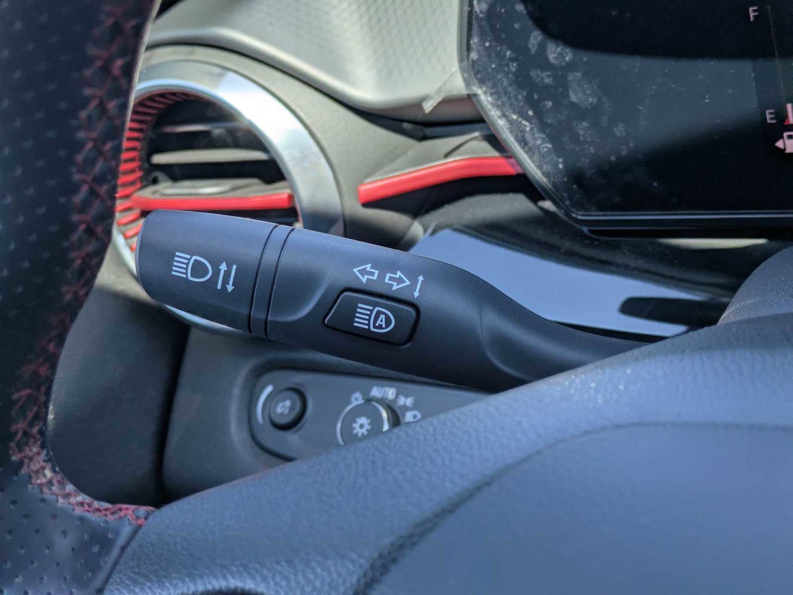 Used 2024 Chevrolet Trax RS FWD image 27