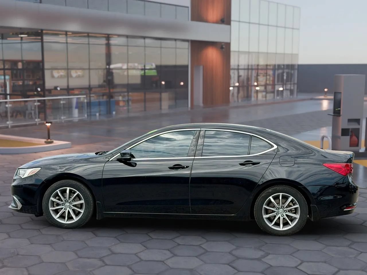 Used 2018 Acura TLX FWD image 5