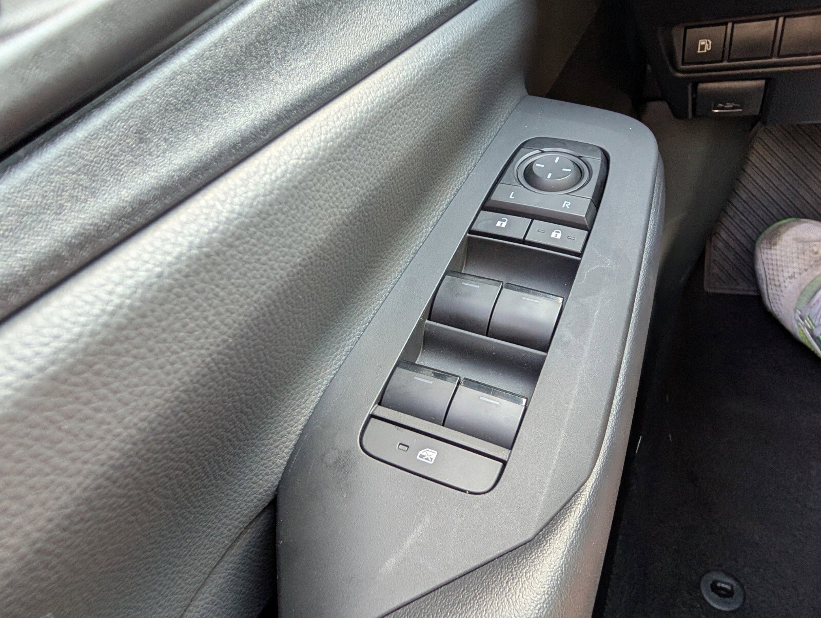 Used 2024 Toyota Prius LE image 33