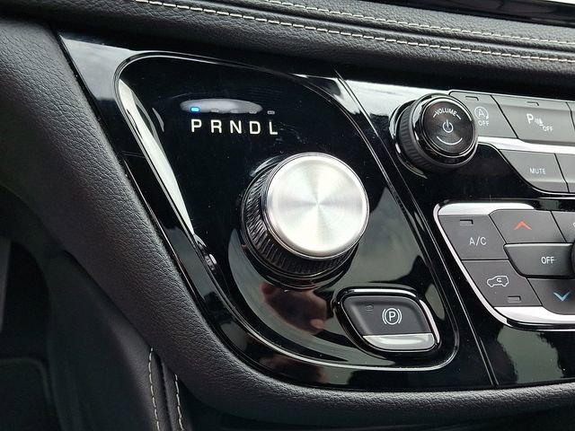 Used 2025 Chrysler Pacifica Limited image 16