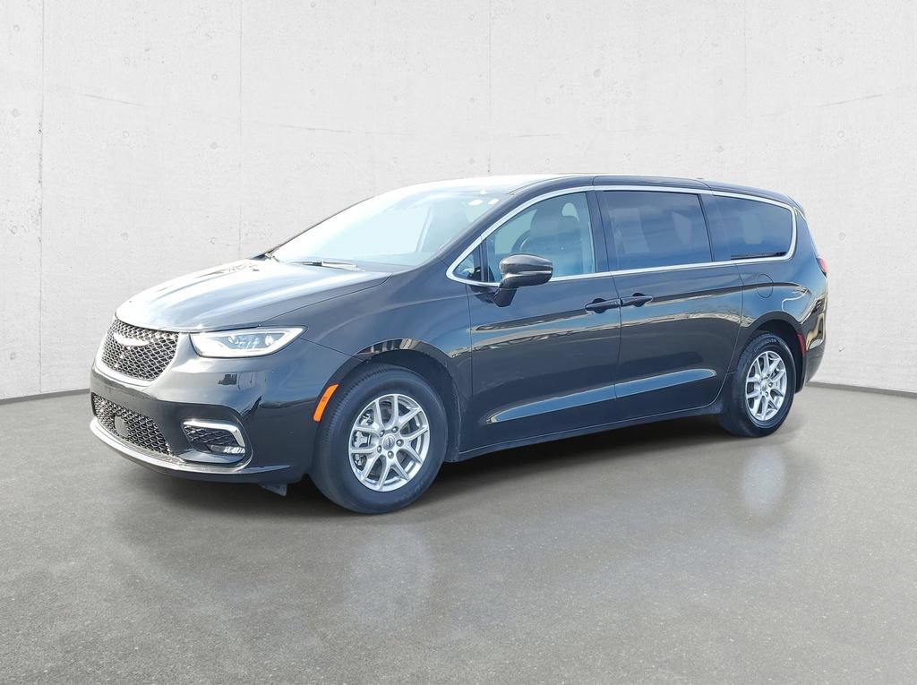 Used 2025 Chrysler Pacifica Select FWD image 4
