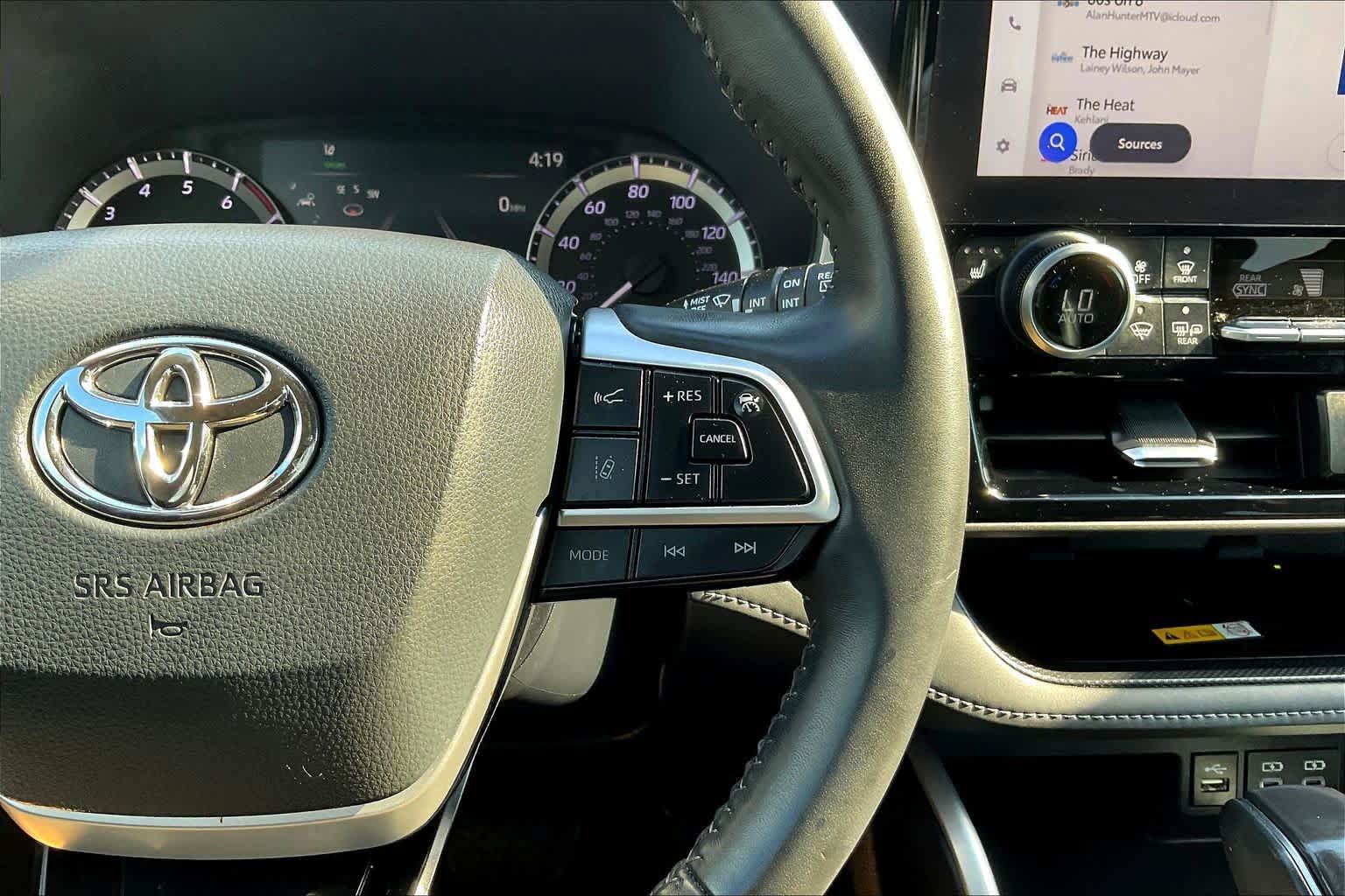 Used 2024 Toyota Highlander XLE FWD image 25
