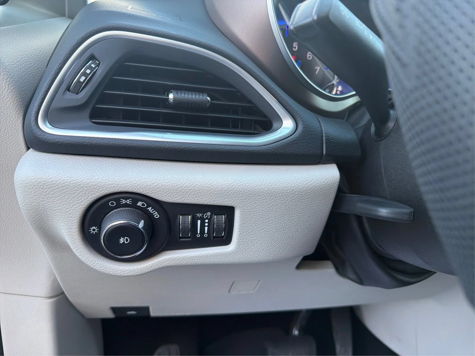 Used 2018 Chrysler Pacifica Touring-L Plus FWD image 18