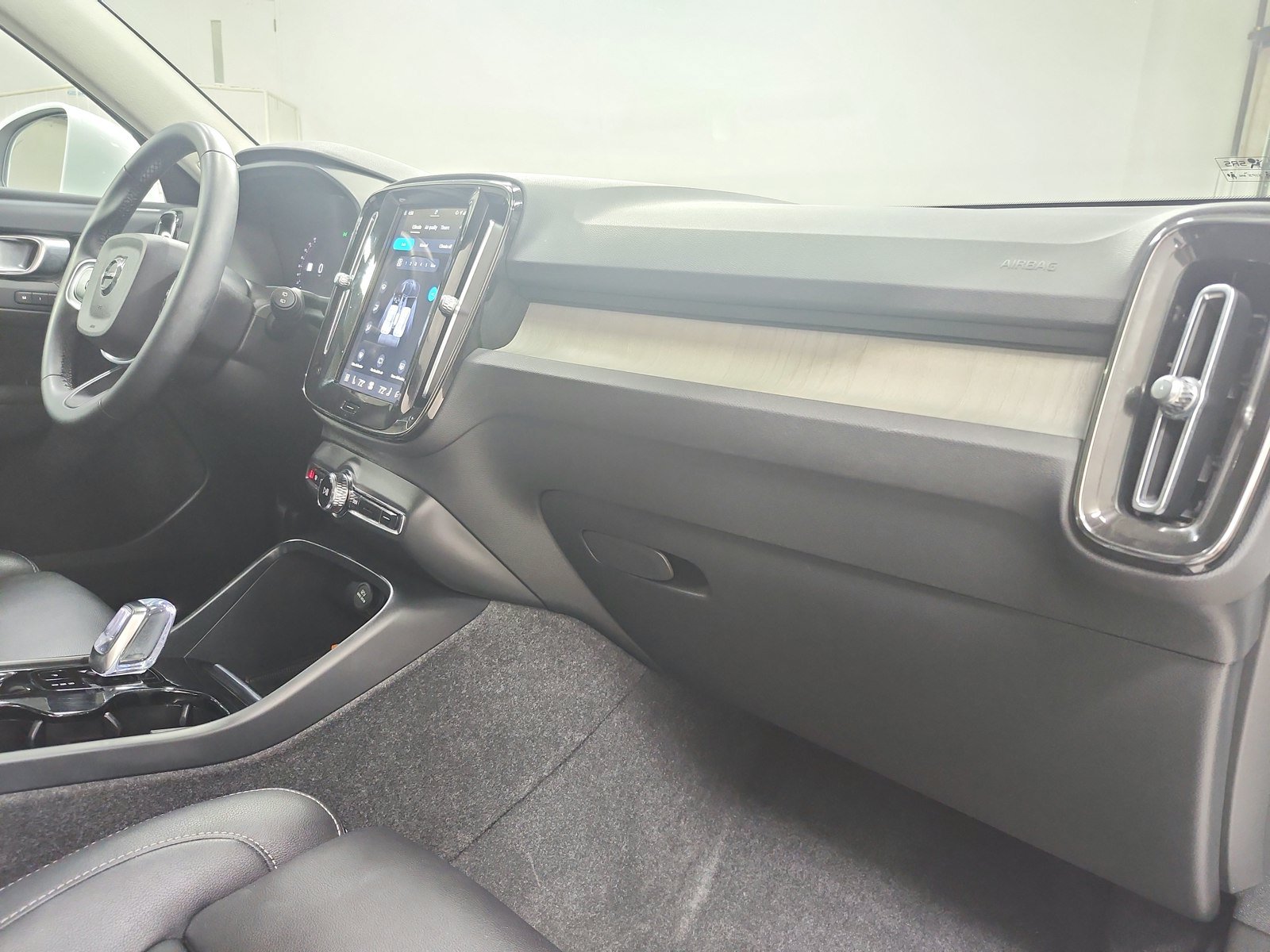 Used 2024 Volvo XC40 B5 Plus AWD/4WD image 42