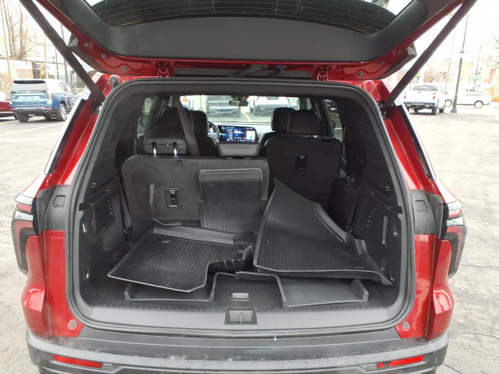 Used 2025 Chevrolet Traverse LT w/ Midnight/Sport Edition image 19