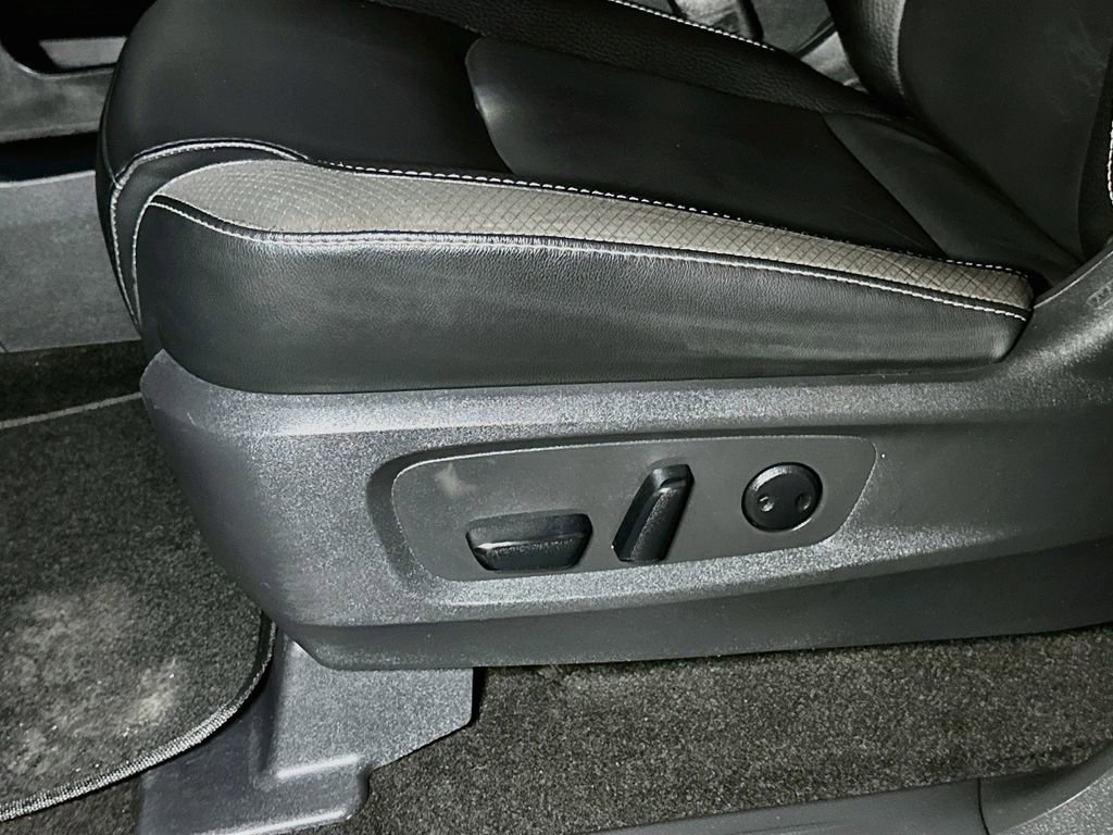 Used 2023 Nissan Pathfinder SL AWD/4WD image 19