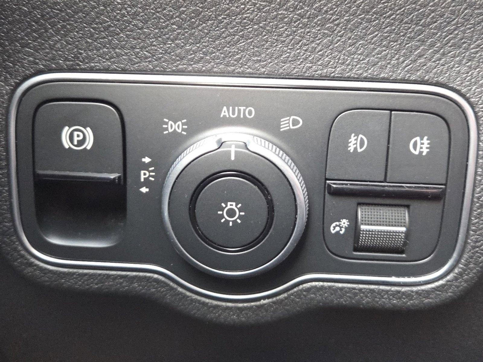 Used 2024 Mercedes-Benz GLB 250 image 28