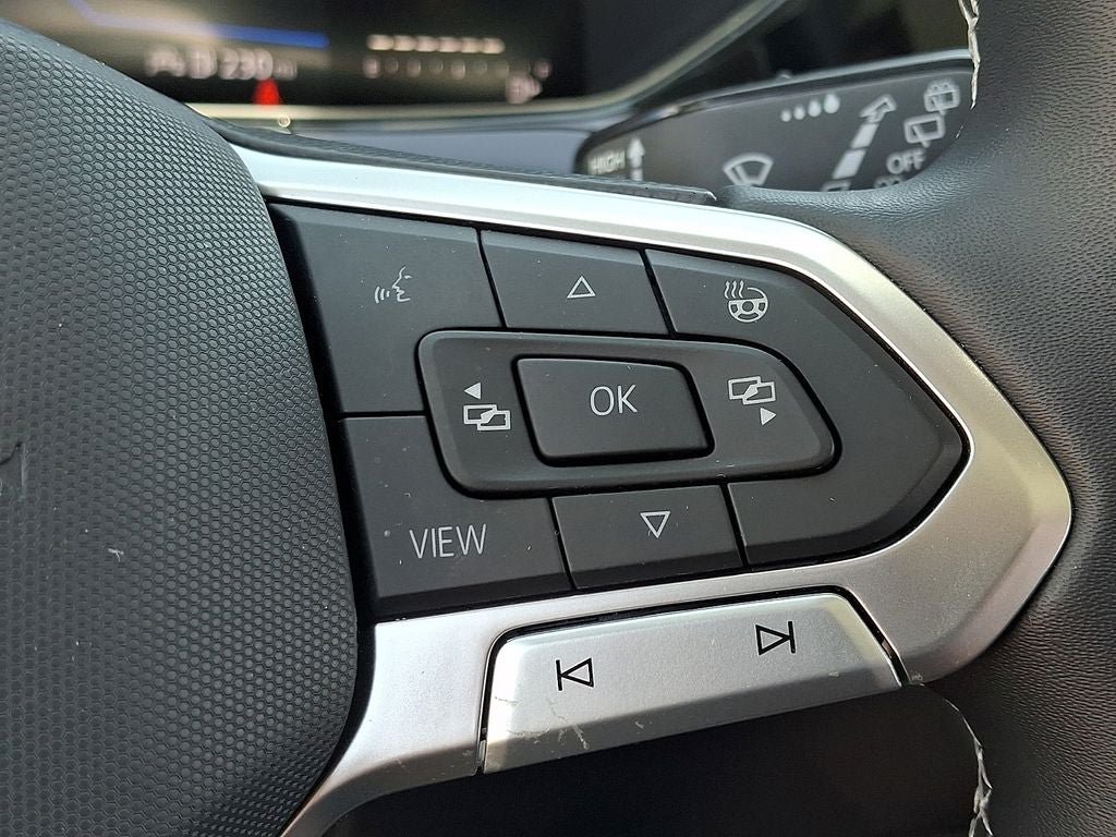 Used 2023 Volkswagen Taos SE w/ Panoramic Sunroof Package FWD image 22