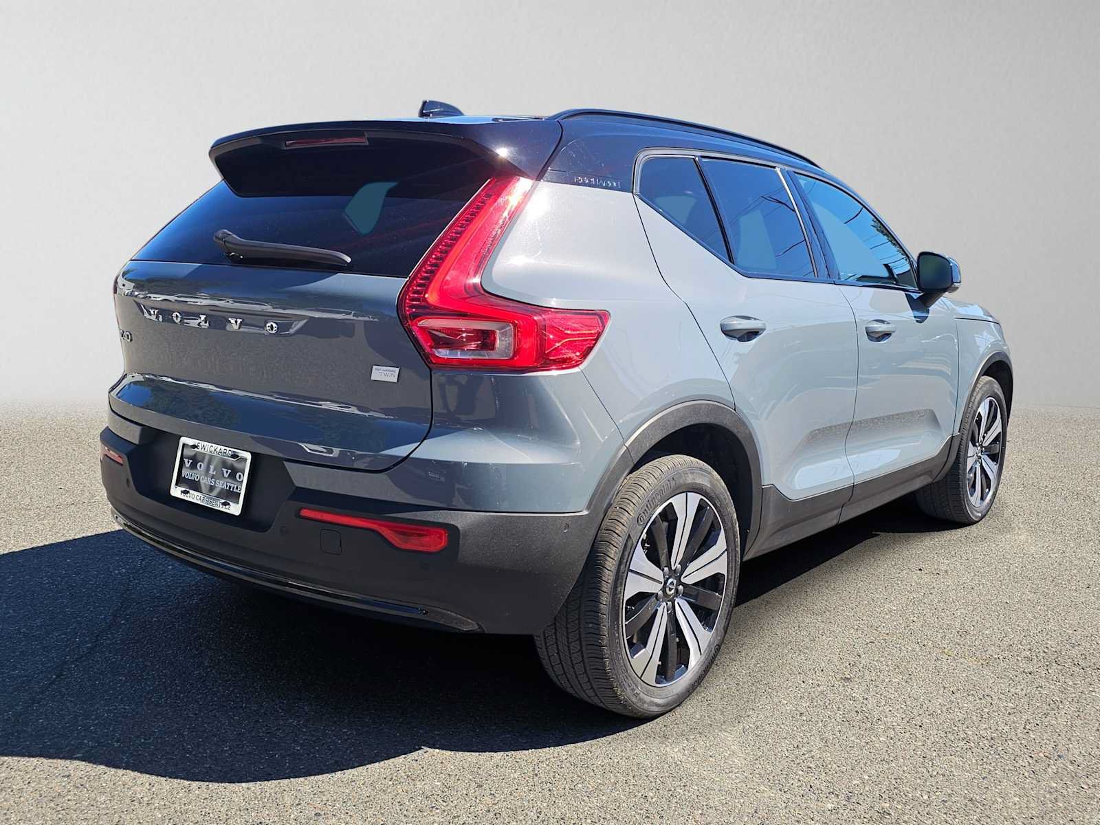 Used 2023 Volvo XC40 Recharge Plus w/ Protection Package Premier AWD/4WD image 3