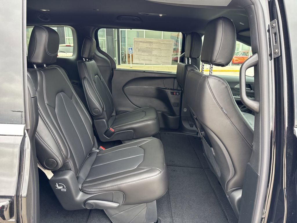 New 2026 Chrysler Pacifica Select image 30