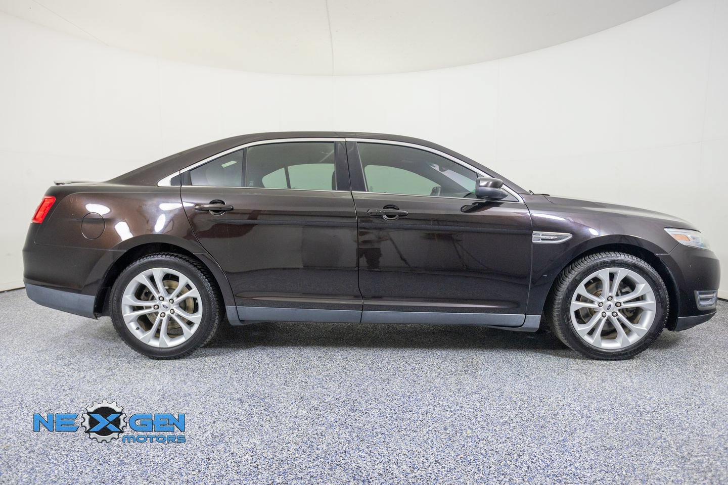 Used 2013 Ford Taurus SEL FWD image 8