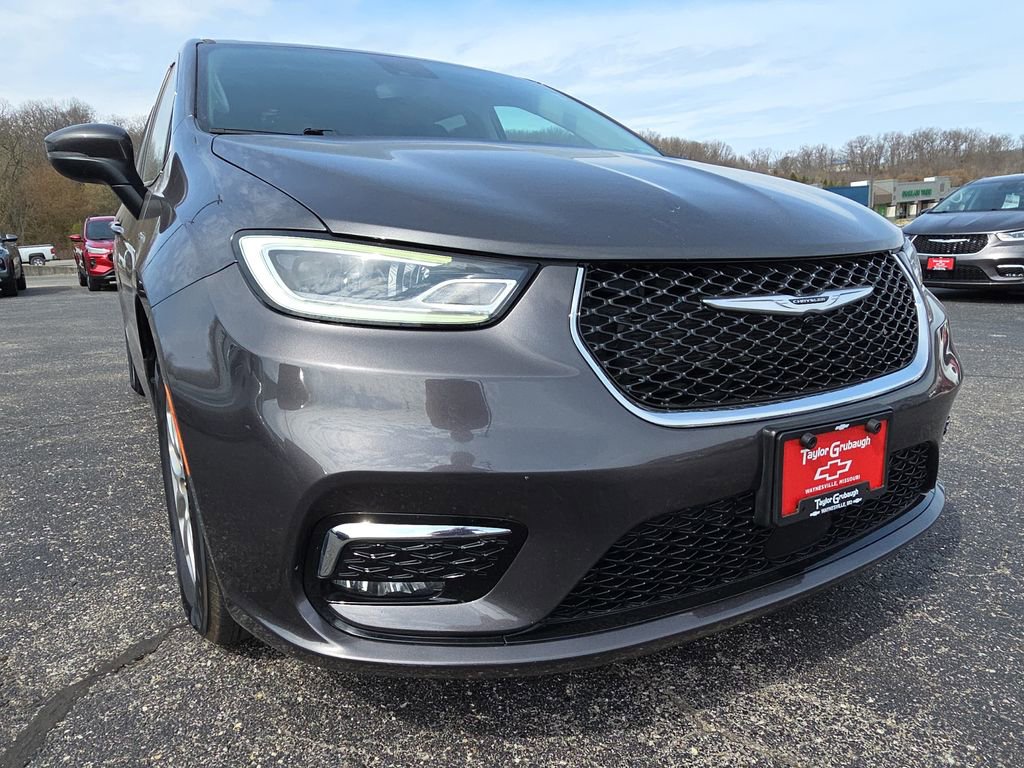 Used 2023 Chrysler Pacifica Touring-L image 11