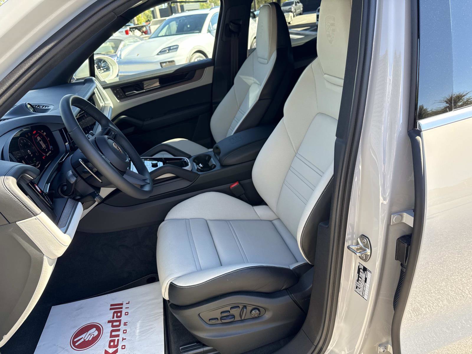 Certified 2025 Porsche Cayenne S image 5