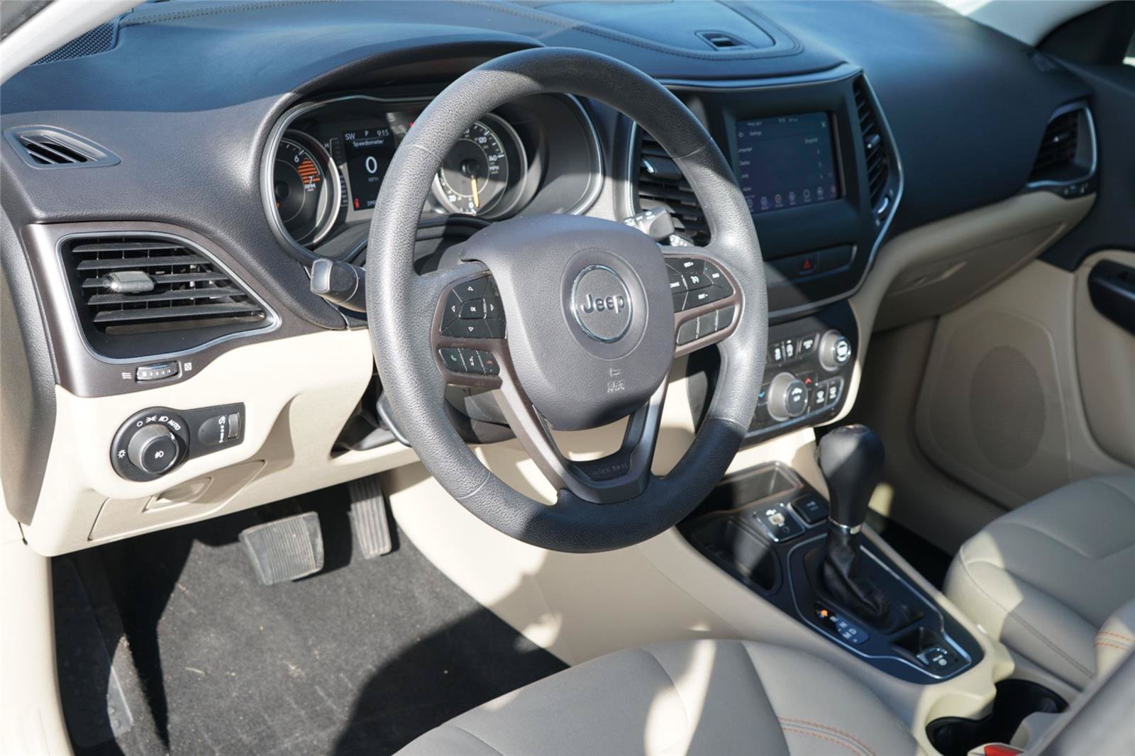 Used 2019 Jeep Cherokee Latitude w/ Popular Appearance Group FWD image 9