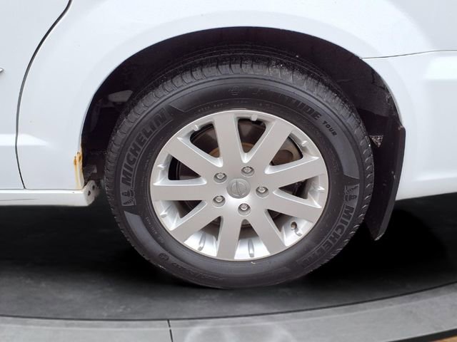 Used 2014 Chrysler Town & Country Touring image 16