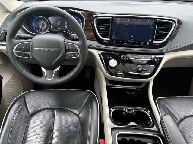 Used 2023 Chrysler Pacifica Limited FWD image 3