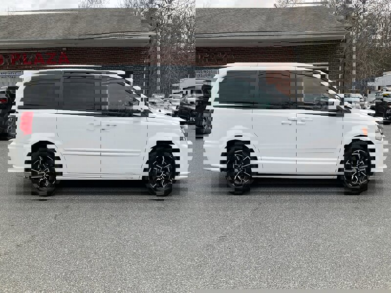 Used 2017 Dodge Grand Caravan SE image 4