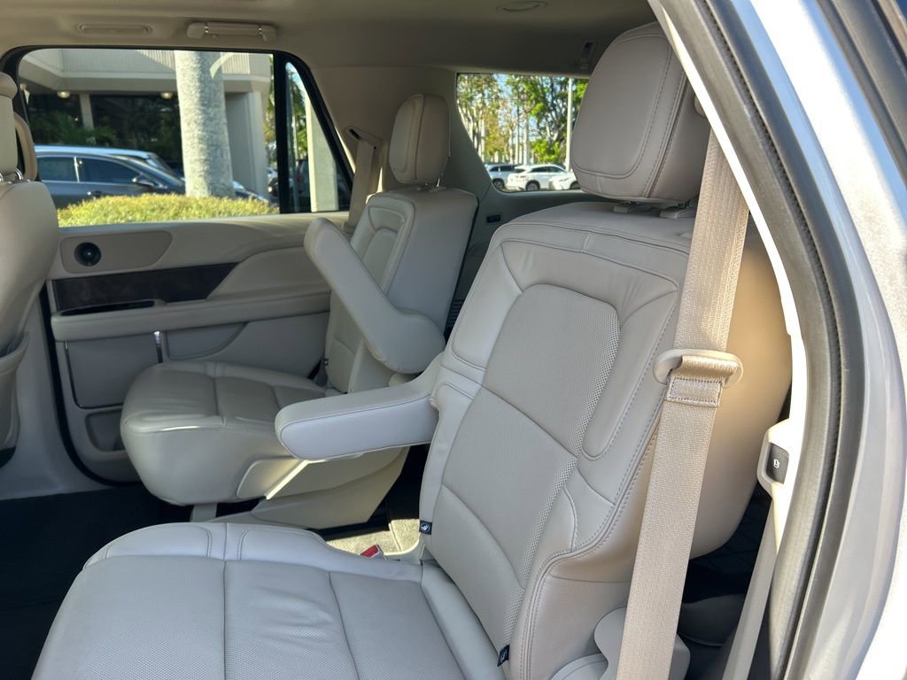 Used 2018 Lincoln Navigator Select image 14