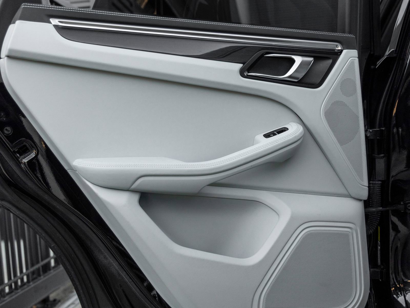 Certified 2023 Porsche Macan image 33