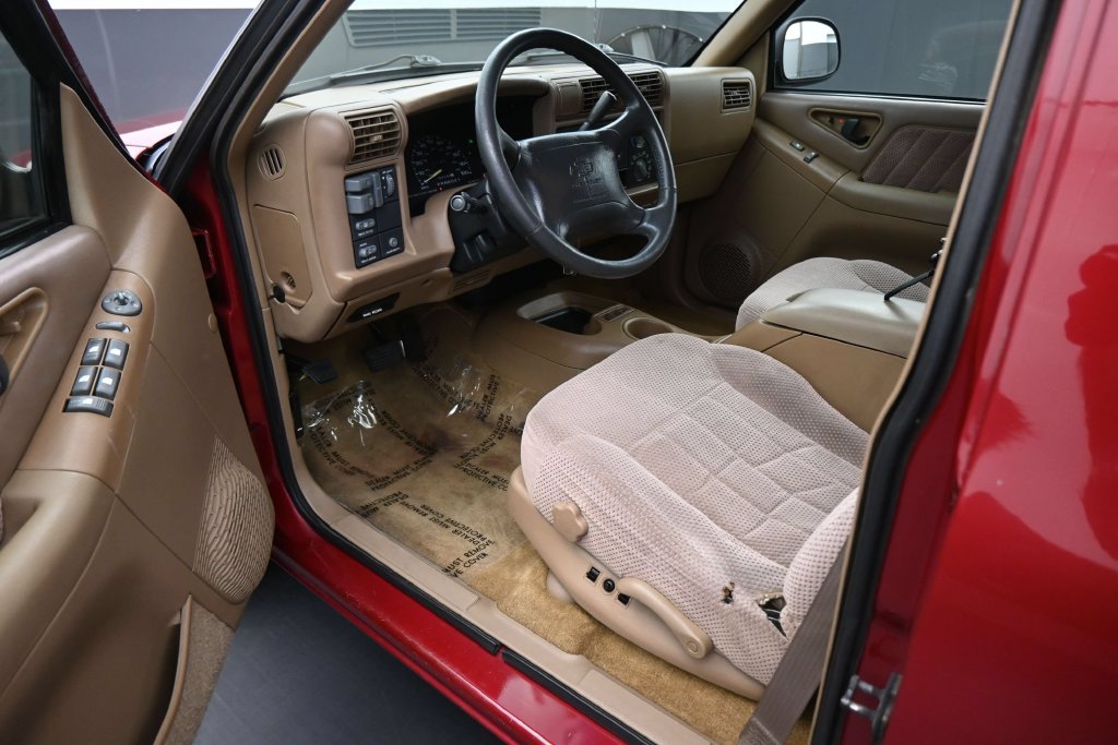 Used 1996 Chevrolet Blazer 2WD 4-Door image 2