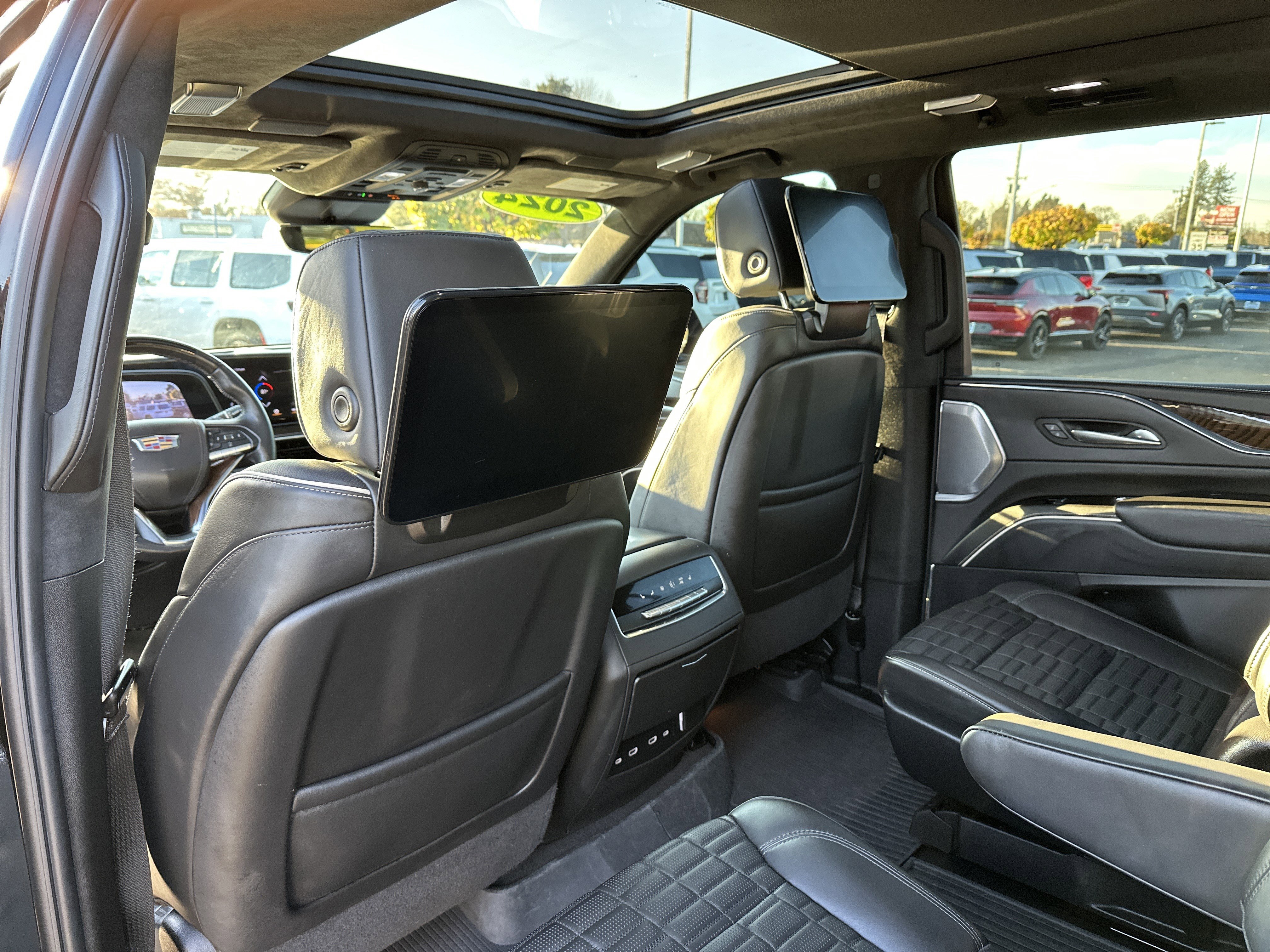 Used 2024 Cadillac Escalade Sport Platinum w/ LPO, ONYX Package image 13