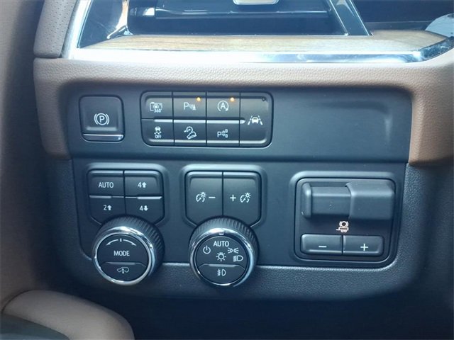 Used 2025 Chevrolet Suburban High Country image 13