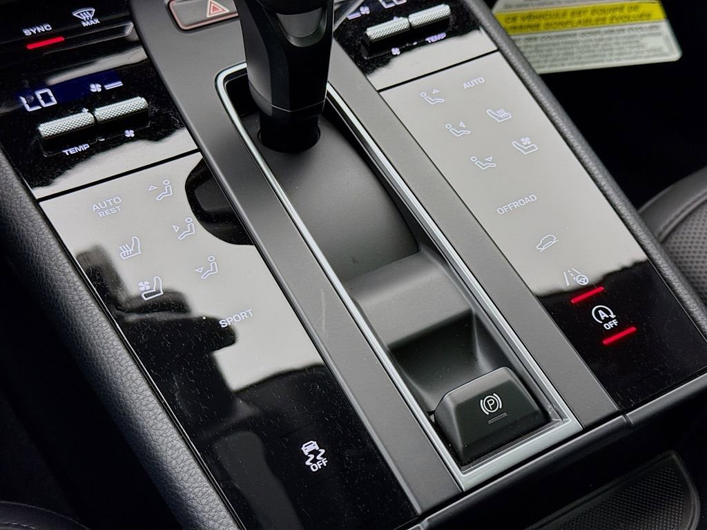 Certified 2025 Porsche Macan AWD/4WD image 22
