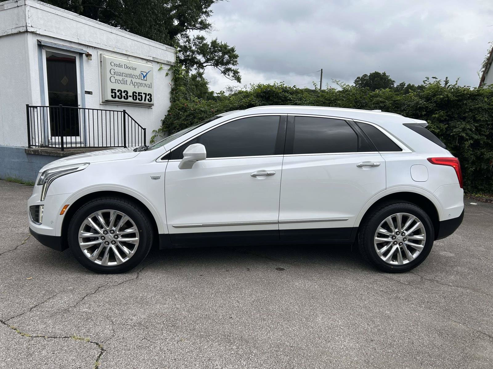 Used 2017 Cadillac XT5 Platinum w/ Driver Assist Package AWD/4WD image 8