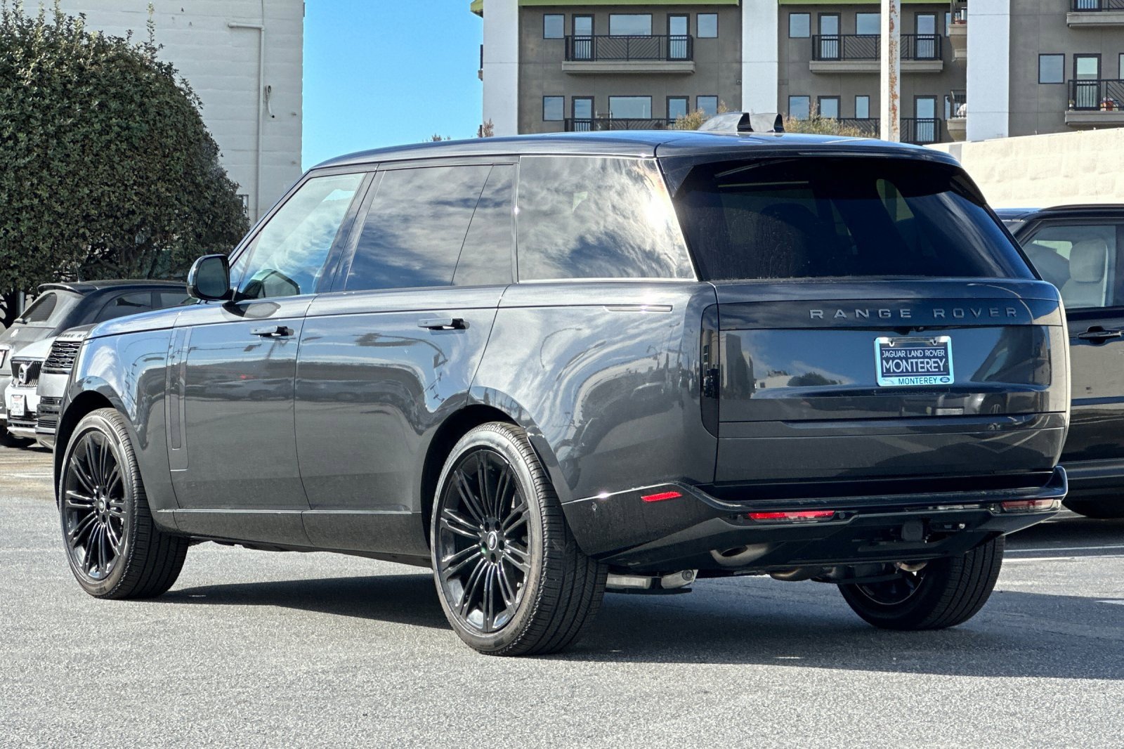 New 2025 Land Rover Range Rover Long Wheelbase SE image 3