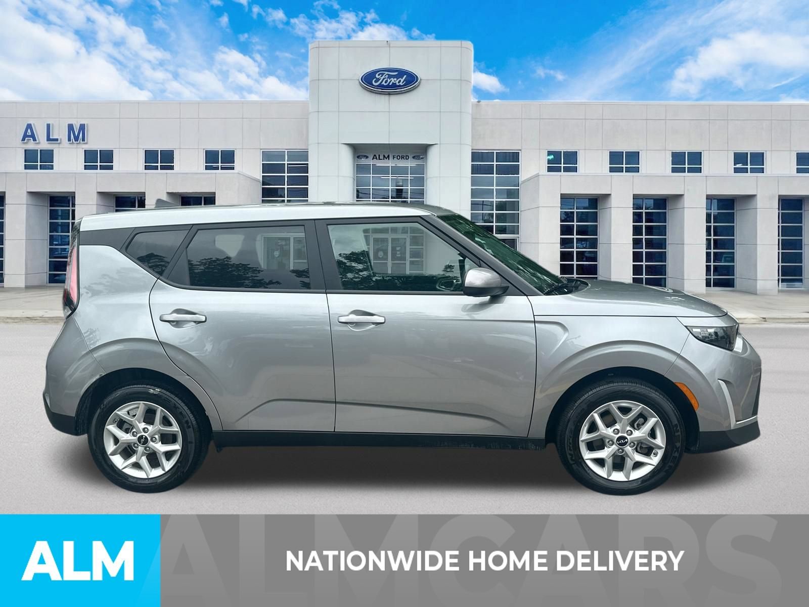 Used 2025 Kia Soul LX w/ LX Technology Package FWD image 4