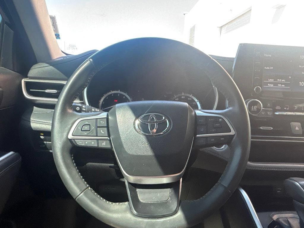 Used 2022 Toyota Highlander XLE AWD/4WD image 22
