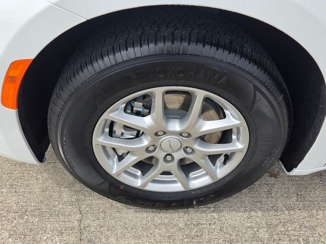 Certified 2027 Chrysler Pacifica Select FWD image 9