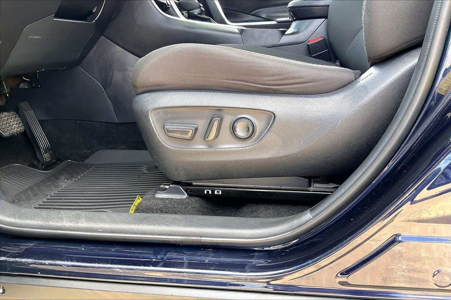 Used 2025 Toyota RAV4 XLE FWD image 36