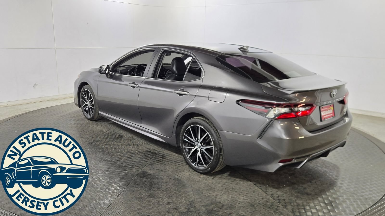 Used 2021 Toyota Camry SE FWD image 5