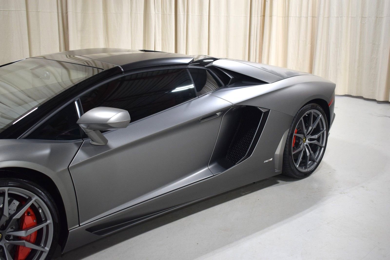 Used 2016 Lamborghini Aventador LP 700-4 AWD/4WD image 2