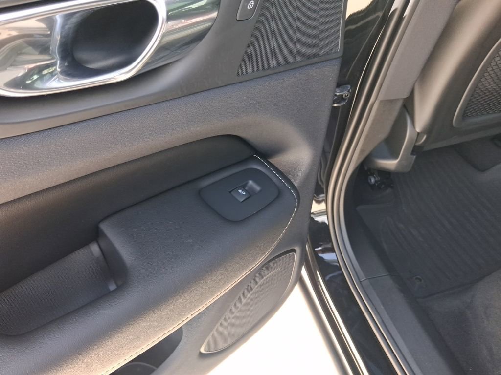 Used 2019 Volvo XC60 T5 R-Design w/ Protection Package Premier image 12