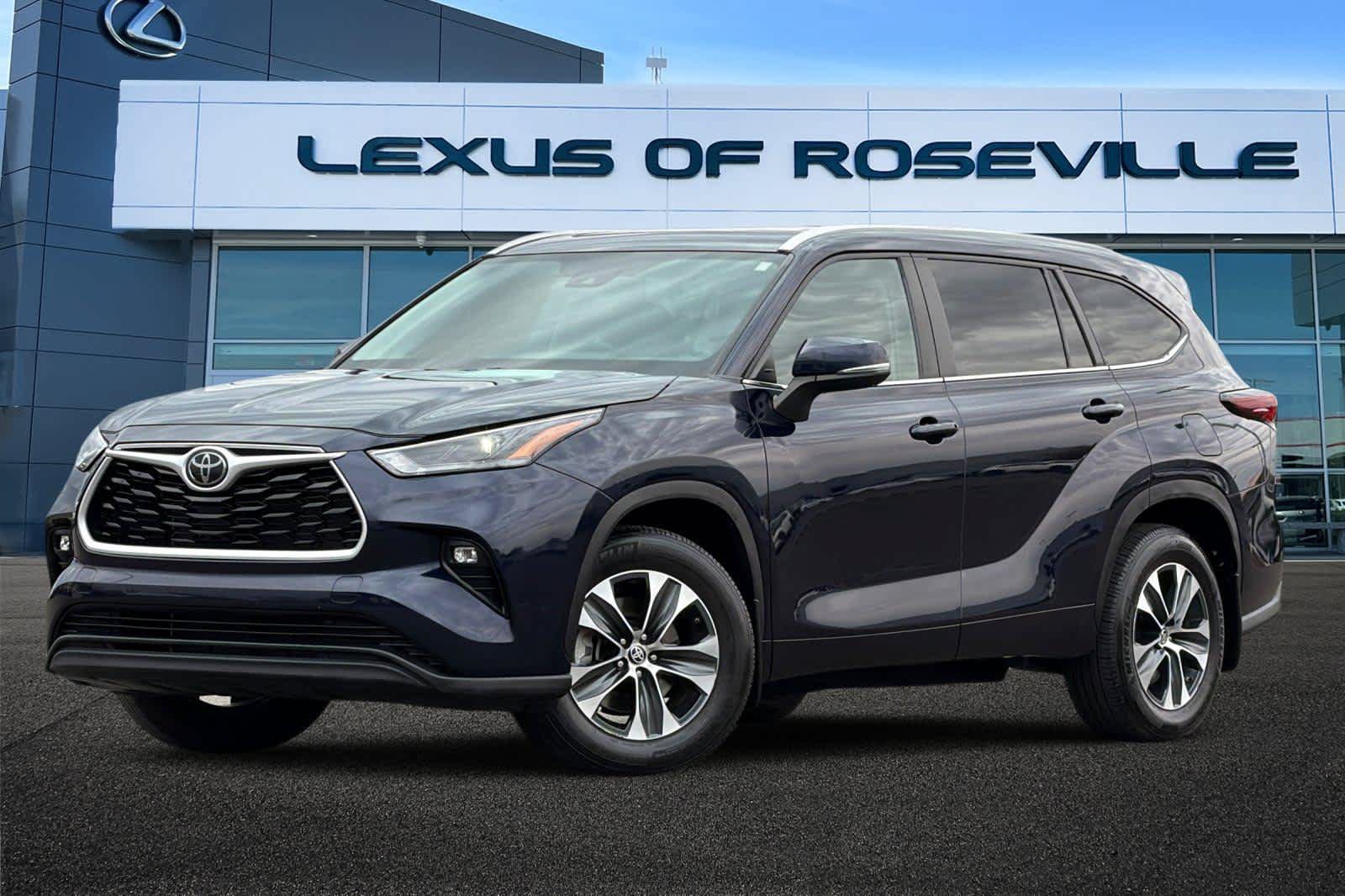 Used 2024 Toyota Highlander XLE AWD/4WD image 1