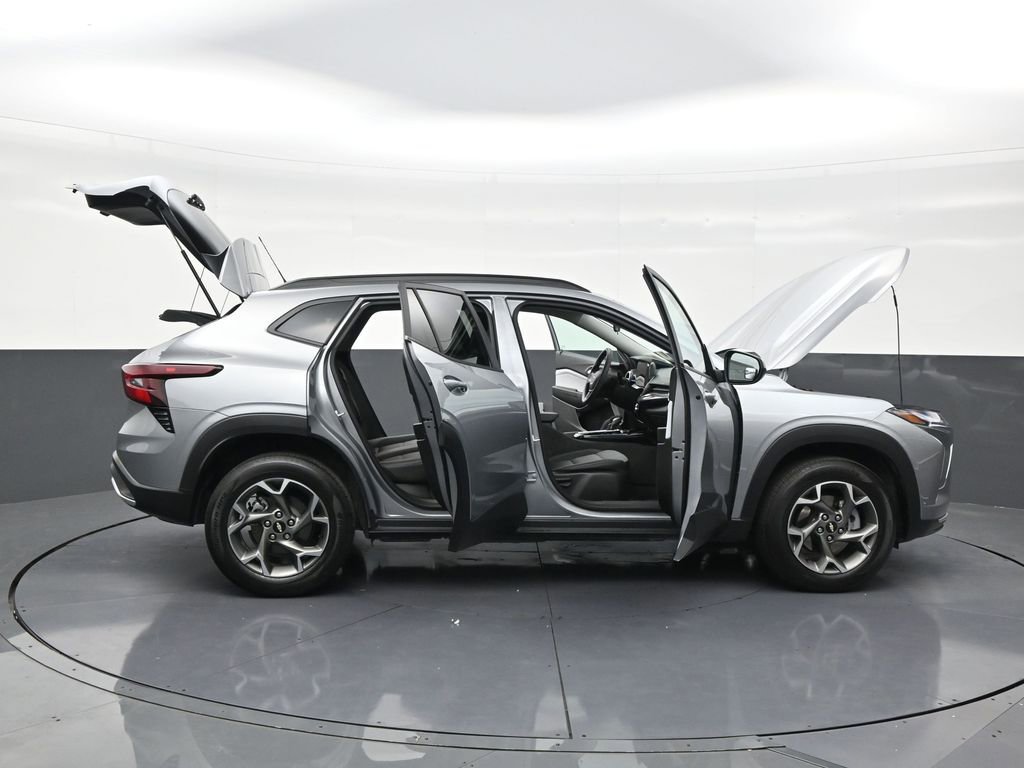 Used 2025 Chevrolet Trax LT FWD image 30