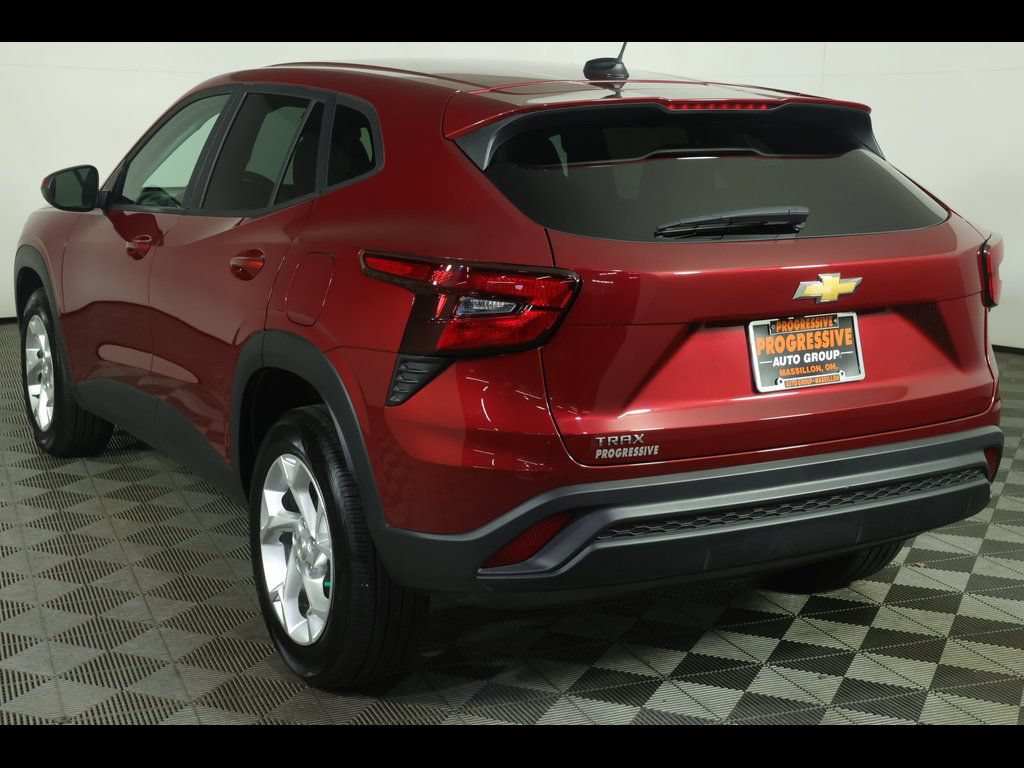 Certified 2025 Chevrolet Trax LS w/ LS Convenience Package FWD image 15