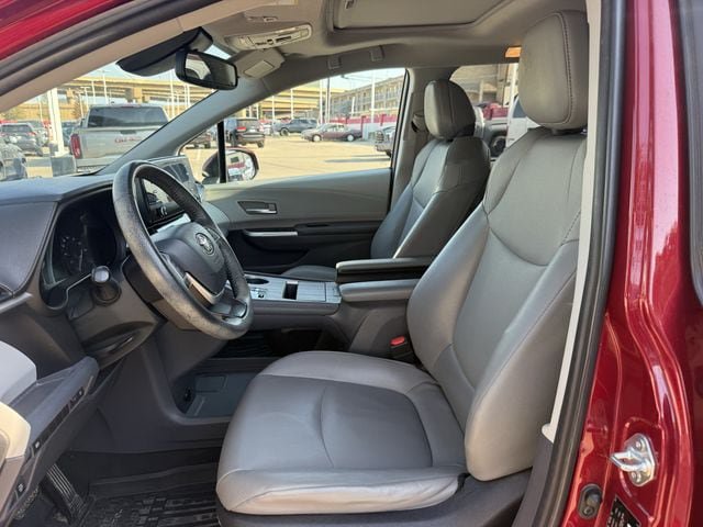 Used 2022 Toyota Sienna XLE FWD image 26