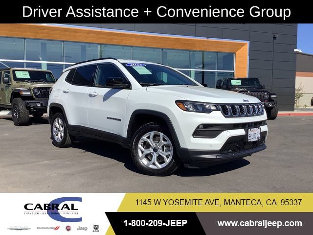 Used 2025 Jeep Compass Latitude w/ Convenience Group AWD/4WD image 1