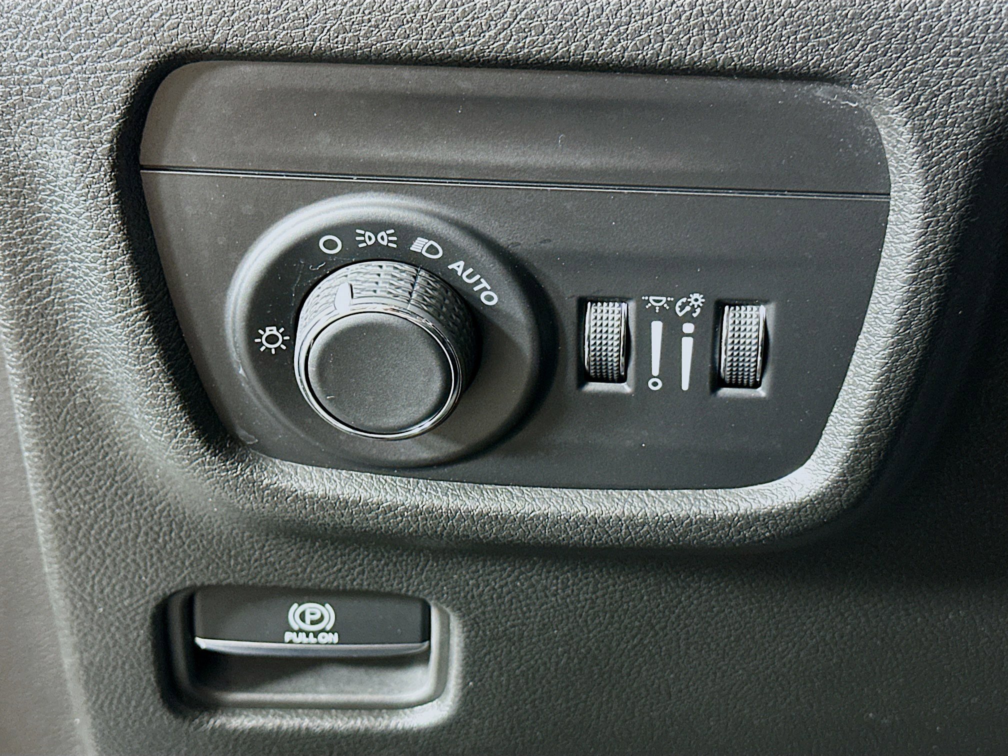 Used 2023 Jeep Grand Cherokee Laredo w/ Luxury Tech Group I AWD/4WD image 17