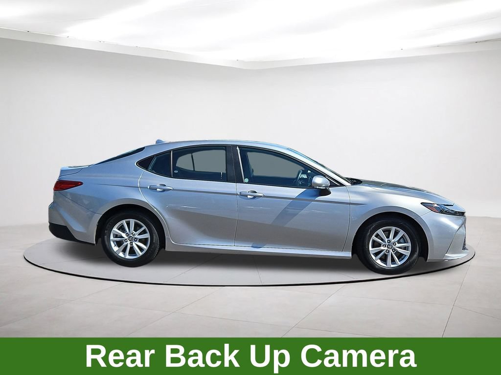 Used 2025 Toyota Camry SE FWD image 8