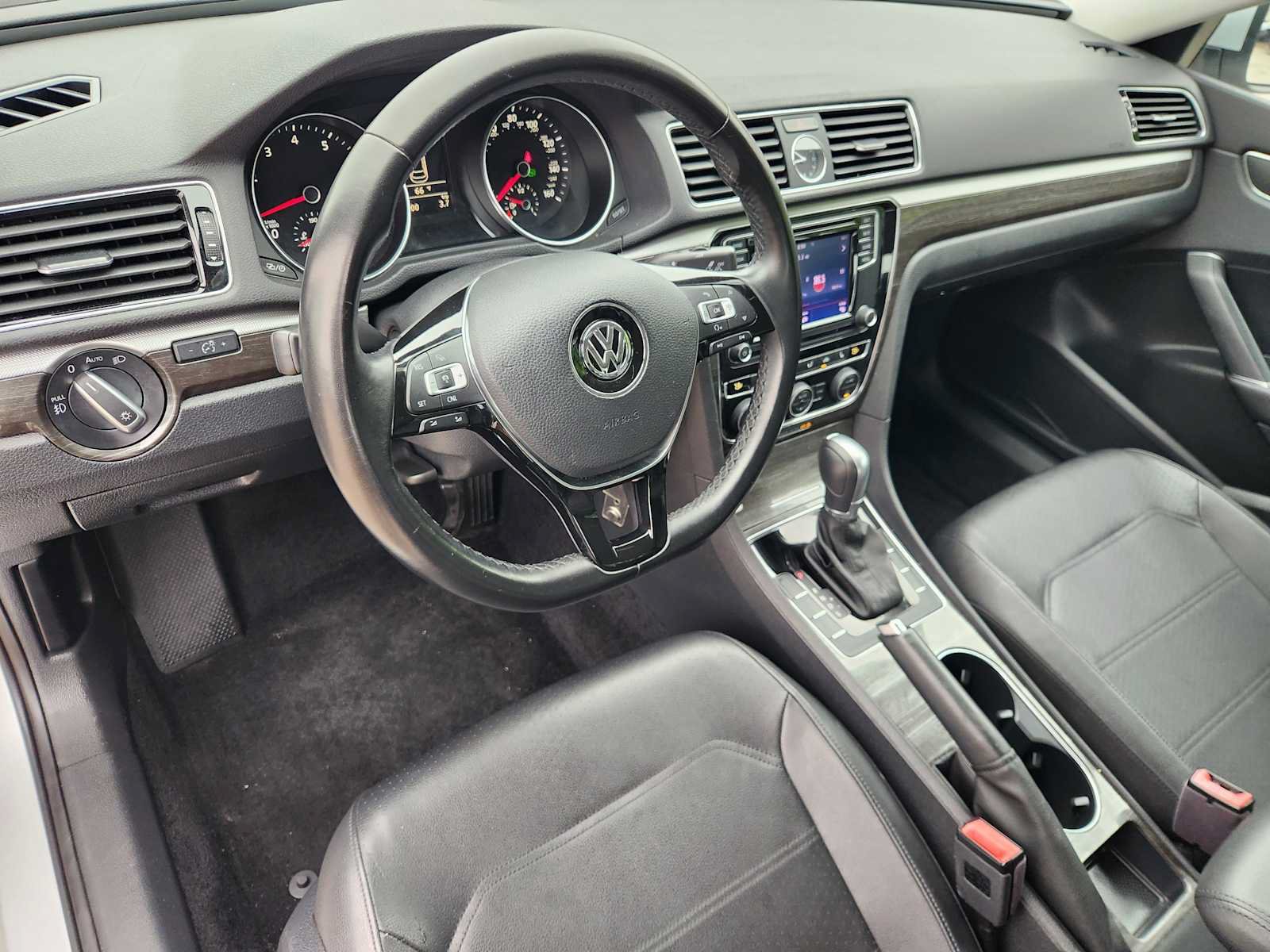 Used 2016 Volkswagen Passat 1.8T SE w/ Lighting Package (P06) FWD image 2